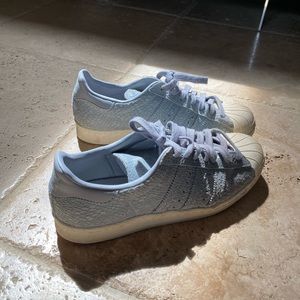 ADIDAS SILVER SNEAKERS